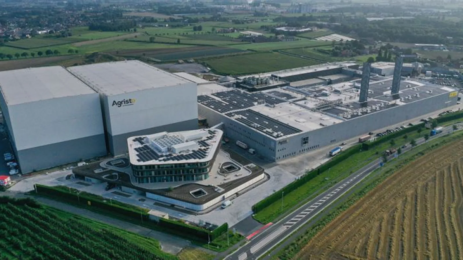 Agristo voedingsindustrie — verhoogde vloer in hygiënische industriële productieomgeving door Anomalie System Floors