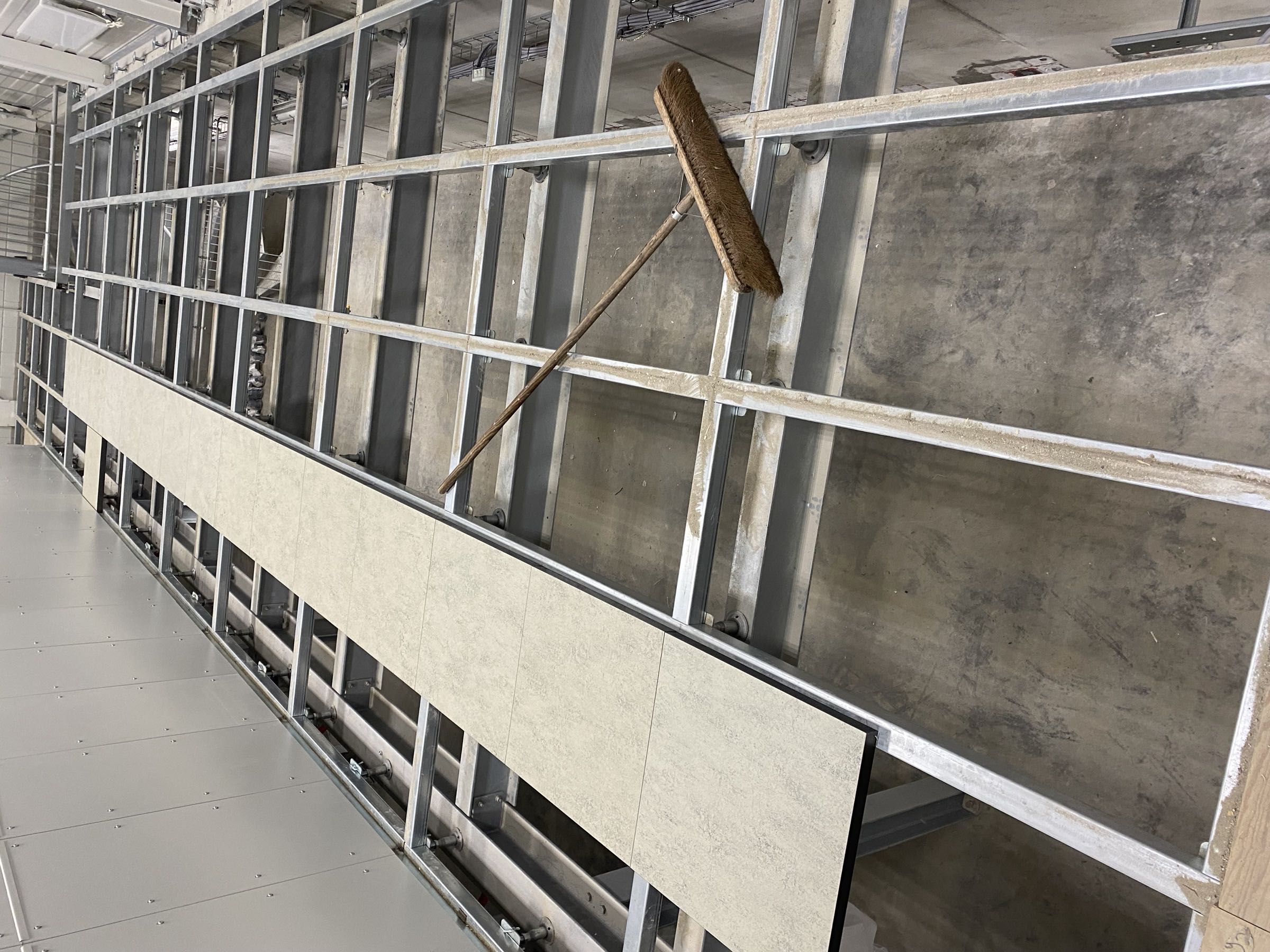 Systeemvloer installatie op offshore boorplatform — zware stalen draagconstructie met vloerpanelen voor industrieel gebruik op zee