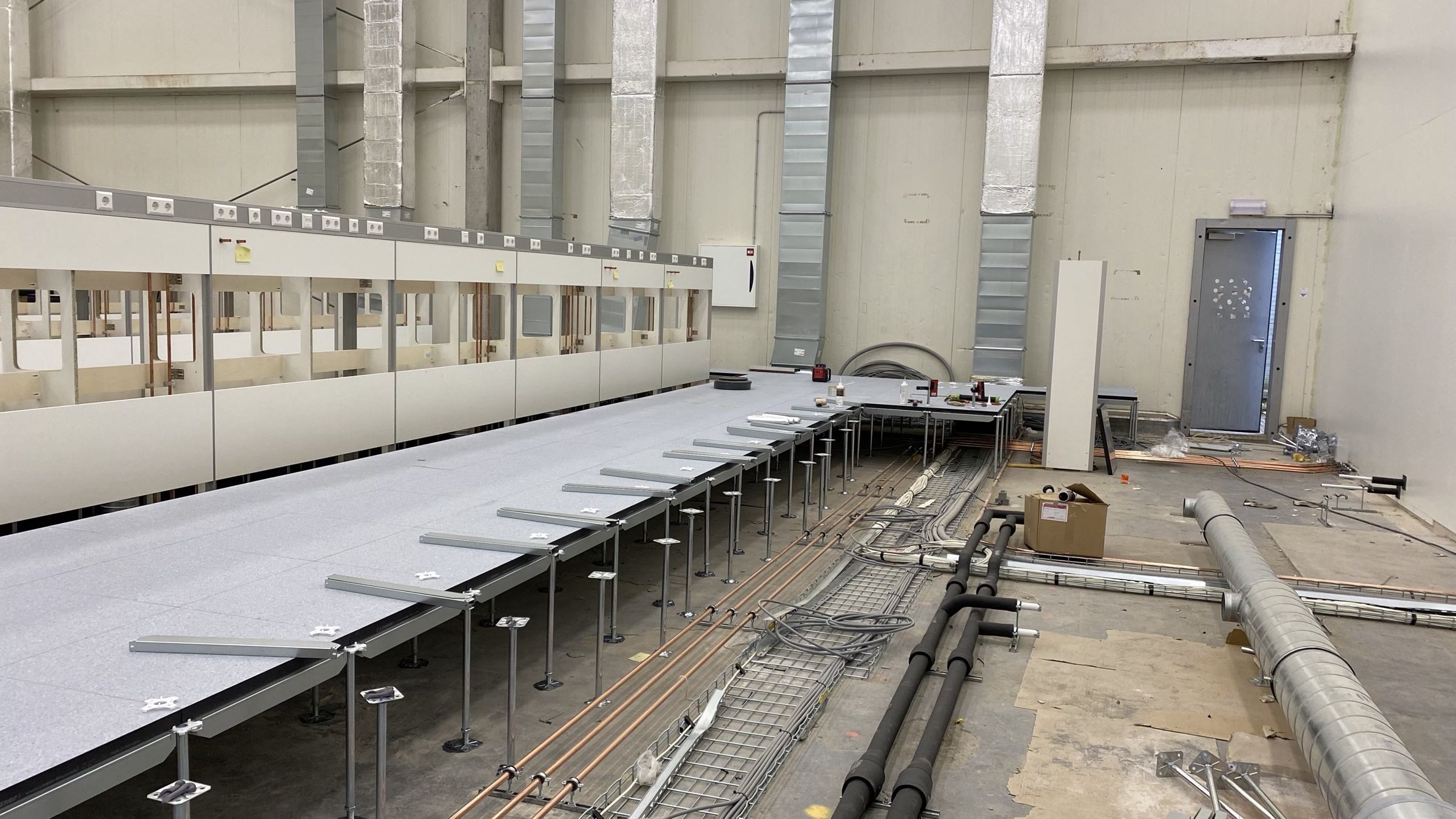 Laboratoria & Onderzoeksruimtes — verhoogde vloer door Anomalie System Floors