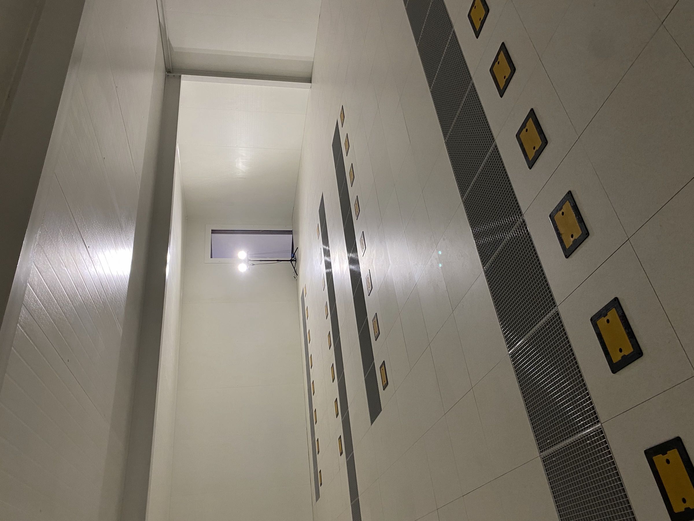 Mobiele datacenter units — serie verhoogde computervloeren in containeropstelling door Anomalie System Floors