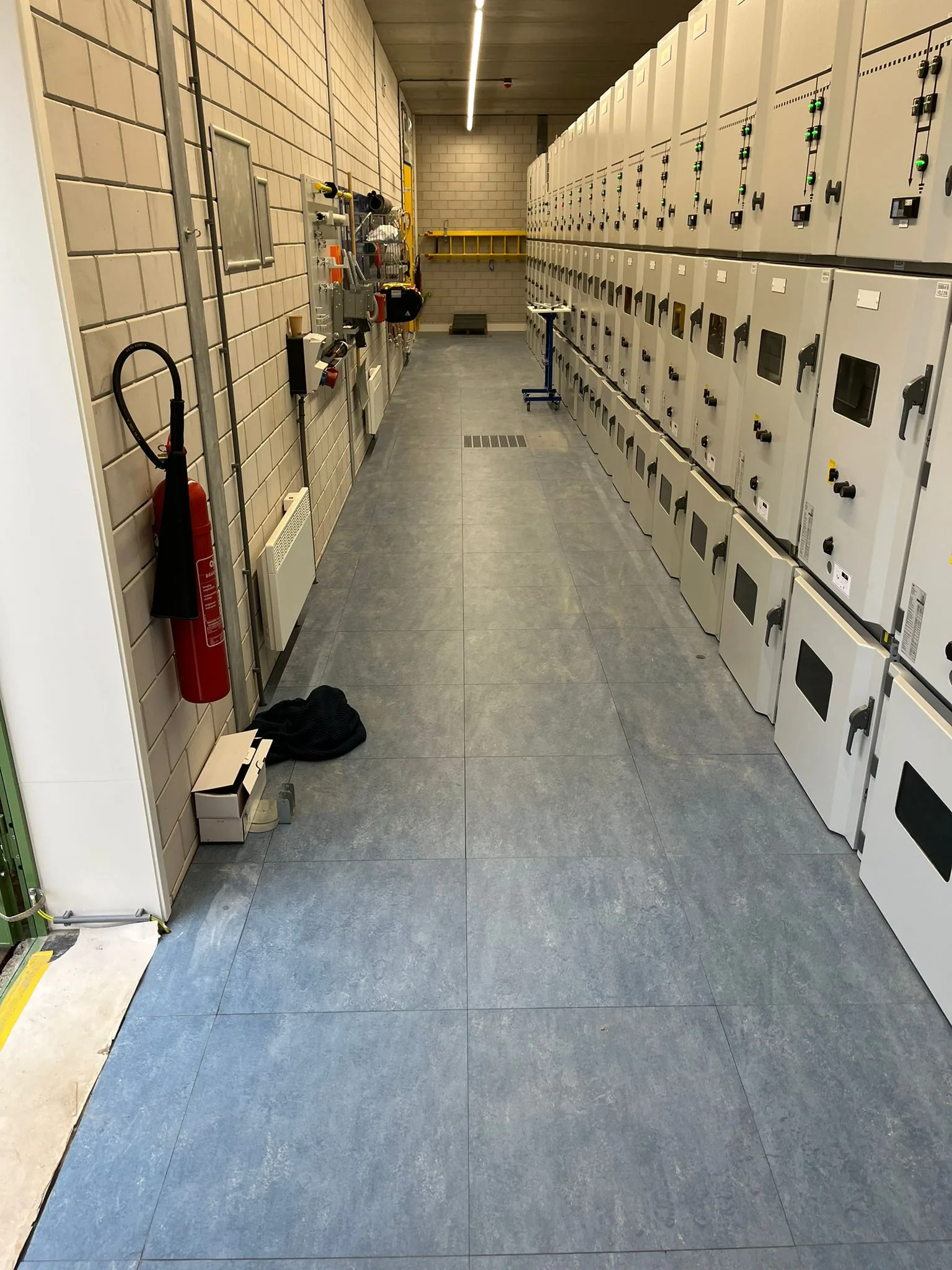 Regelstations — verhoogde vloer door Anomalie System Floors