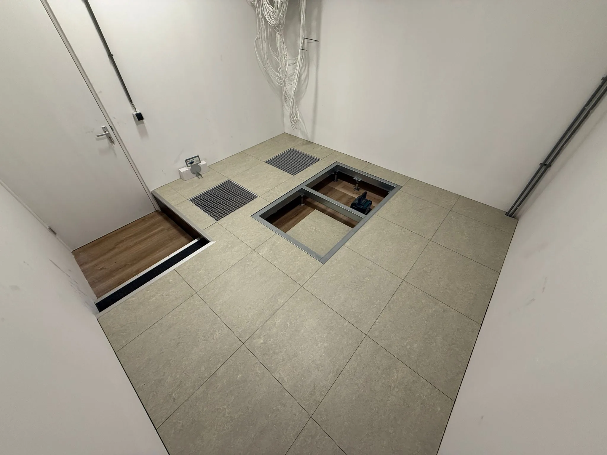 Technische Ruimtes — verhoogde vloer door Anomalie System Floors
