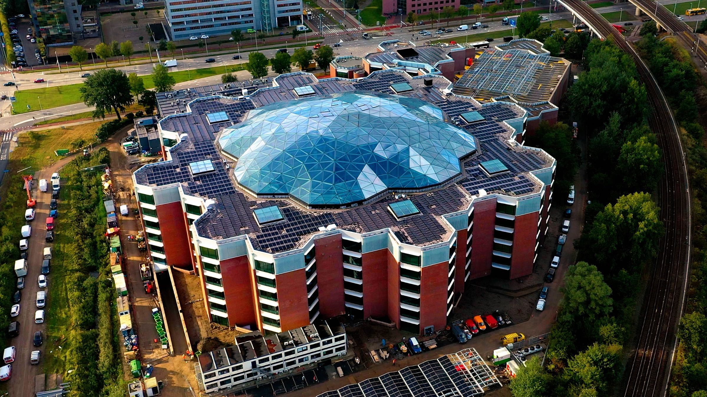 The Edge duurzaam kantoorgebouw Amsterdam Zuidas — verhoogde computervloer geïnstalleerd door Anomalie System Floors