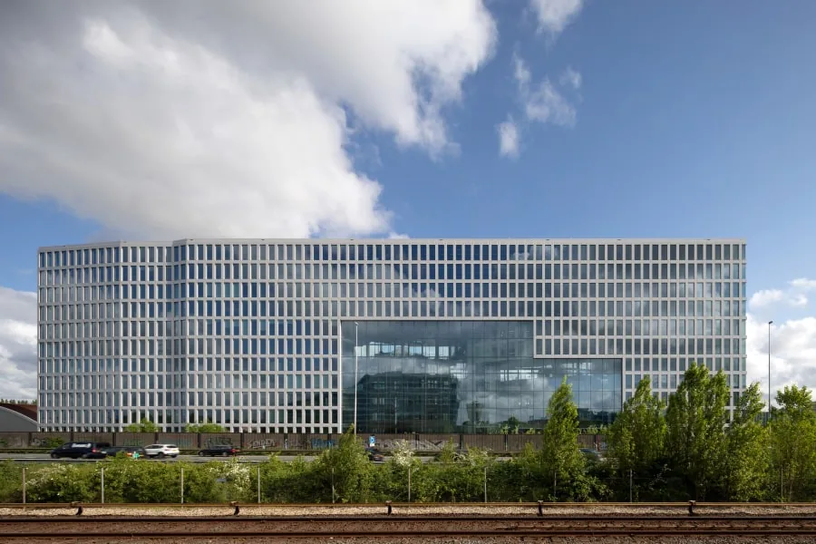 Tripolis kantoorcomplex Amsterdam — systeemvloer geïnstalleerd door Anomalie System Floors