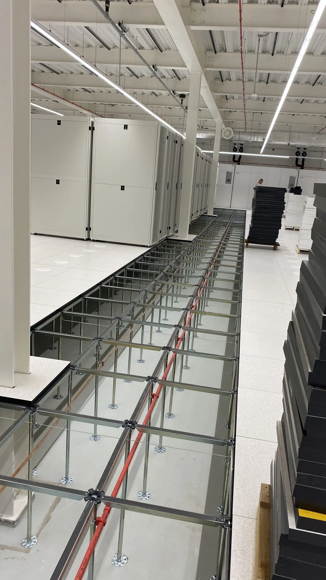 Computervloer met serverkasten in een datacenter, door Anomalie