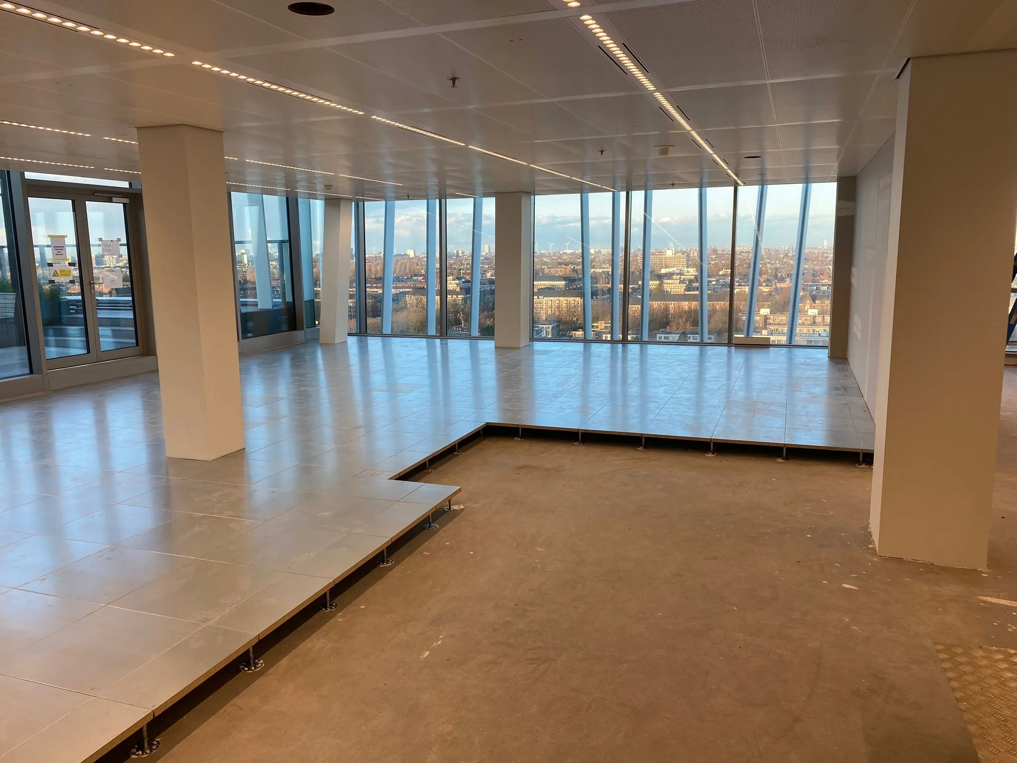 Computervloer in aanbouw in een kantoorgebouw in Amsterdam, panelen op stelpoten door Anomalie