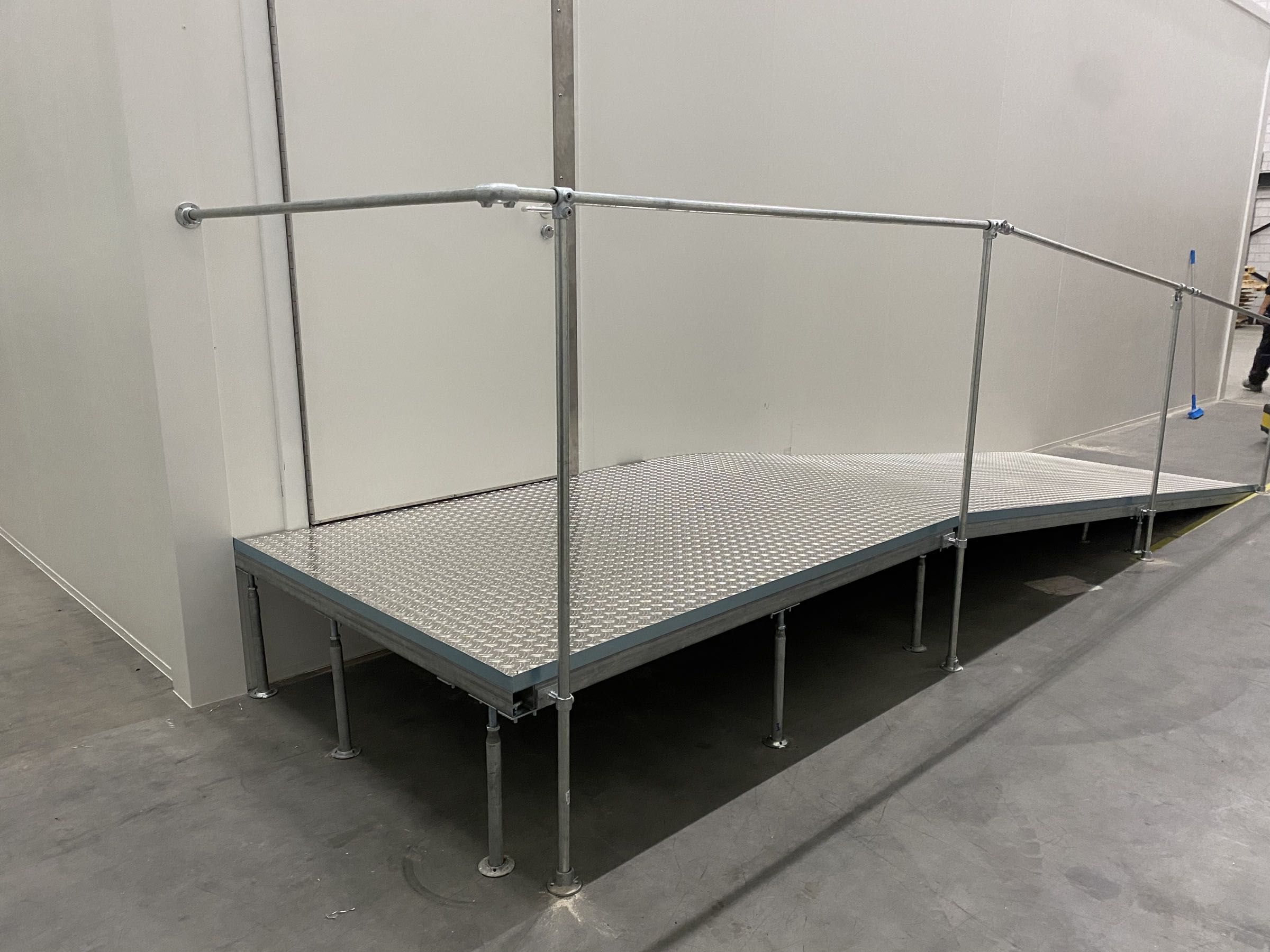 Antislip hellingbaan met leuning voor verhoogde vloer, geschikt voor rolstoelen en transportmiddelen