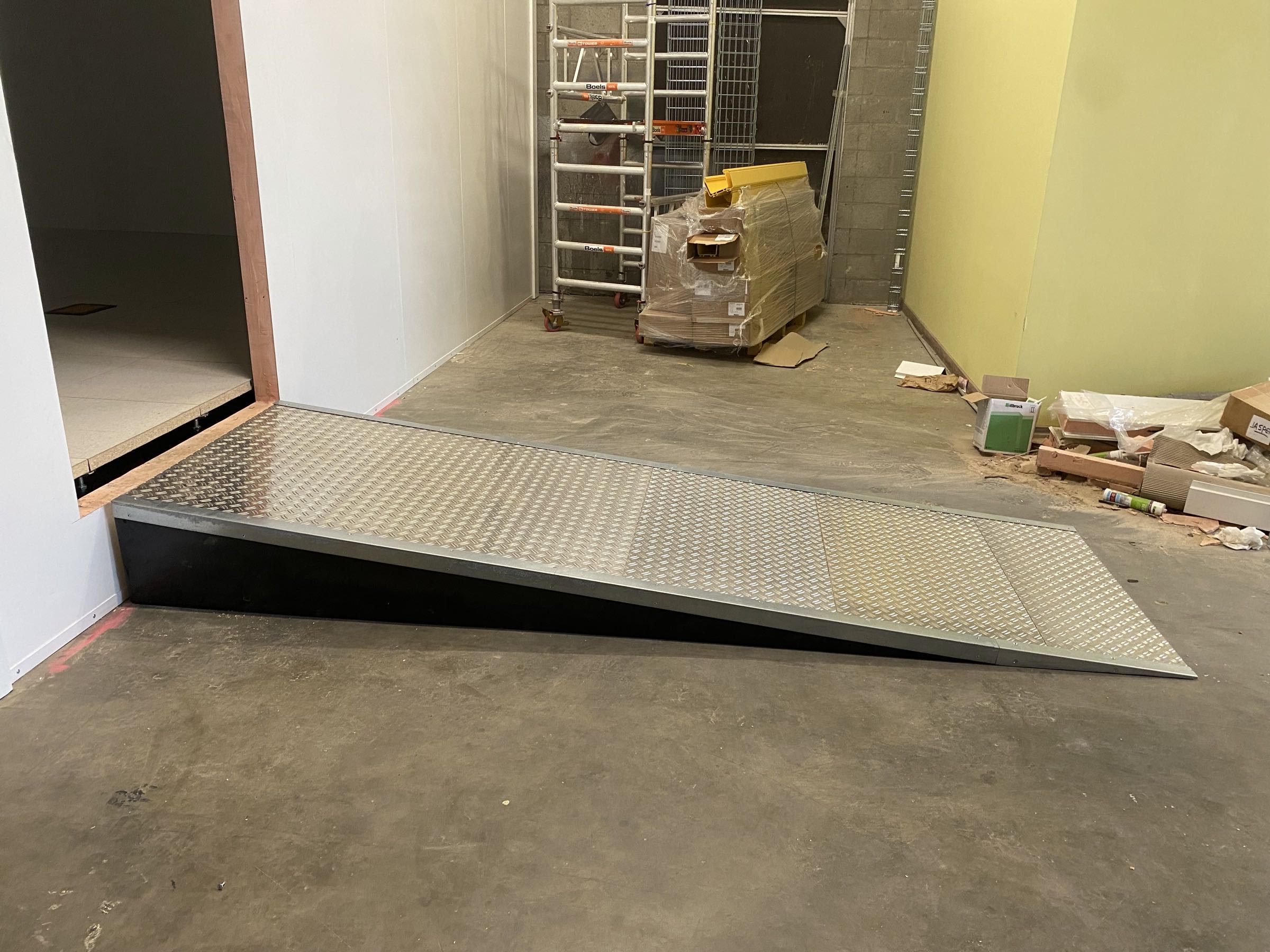 Aluminium hellingbaan met antislipcoating bij verhoogde vloer voor pallettruck en logistiek gebruik