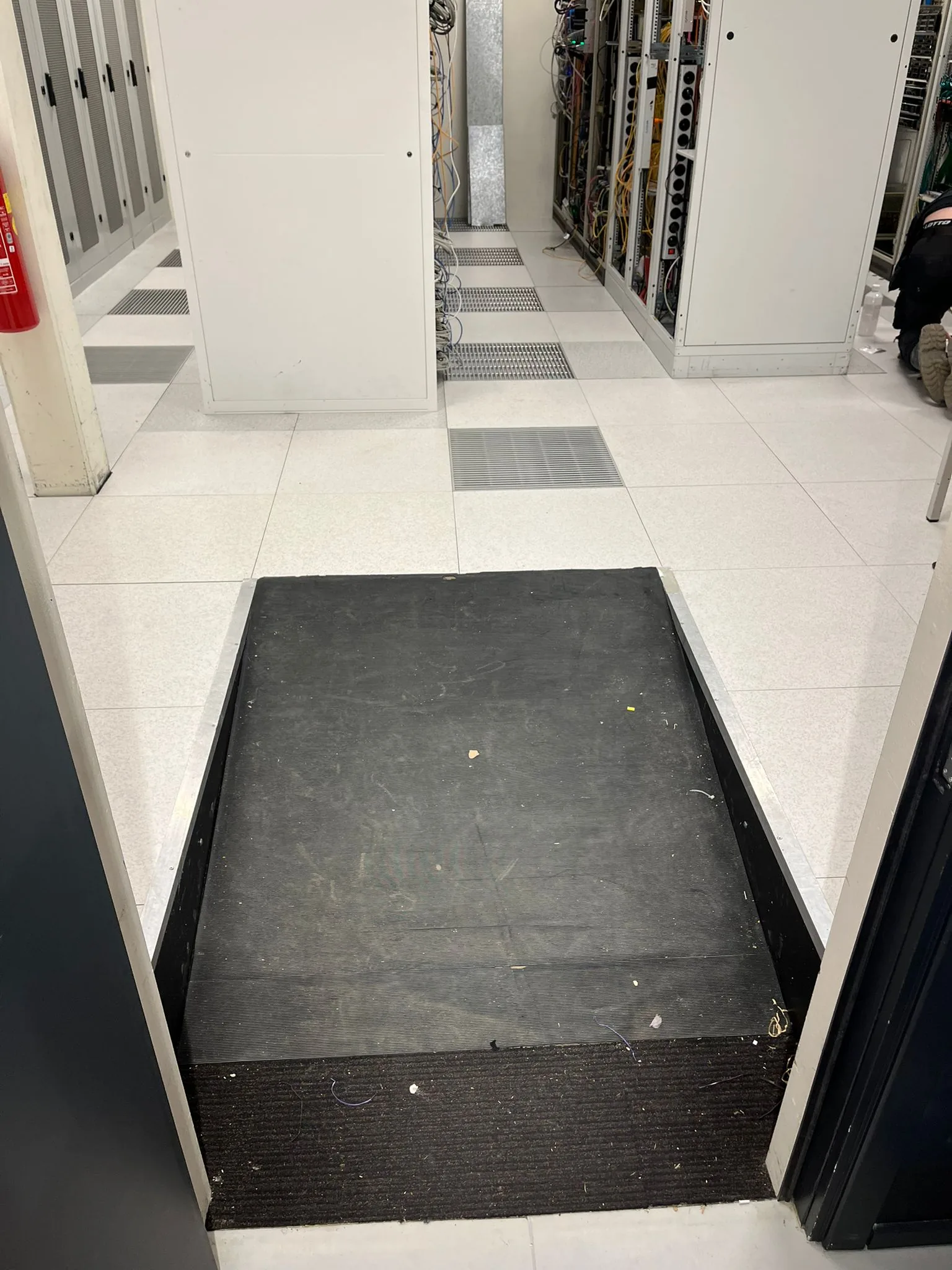 Hellingsbaan met rubber antislip coating bij verhoogde vloer voor veilig gebruik in natte of stofrijke omgevingen
