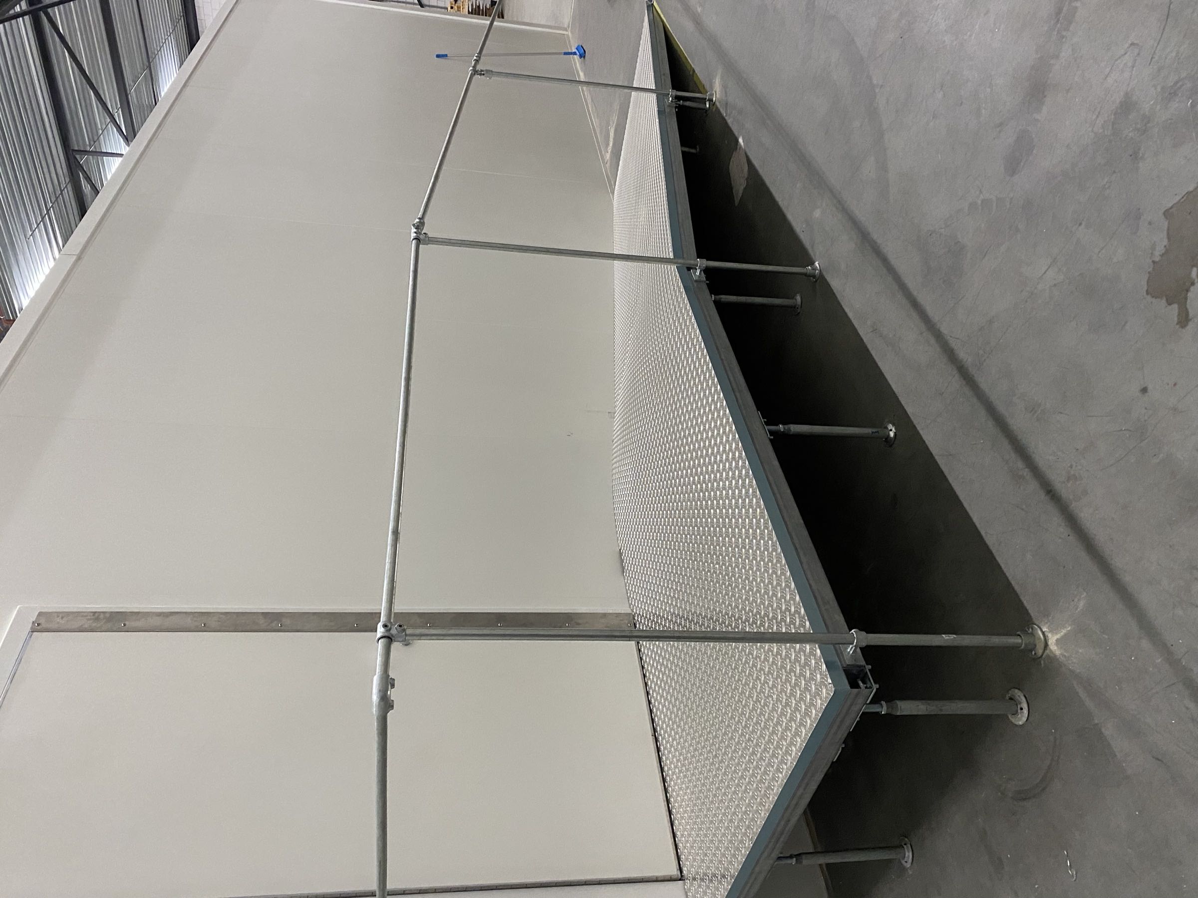 Maatwerk antislip trap en hellingbaan bij verhoogde vloer, uitgevoerd in staal en hout door Anomalie System Floors