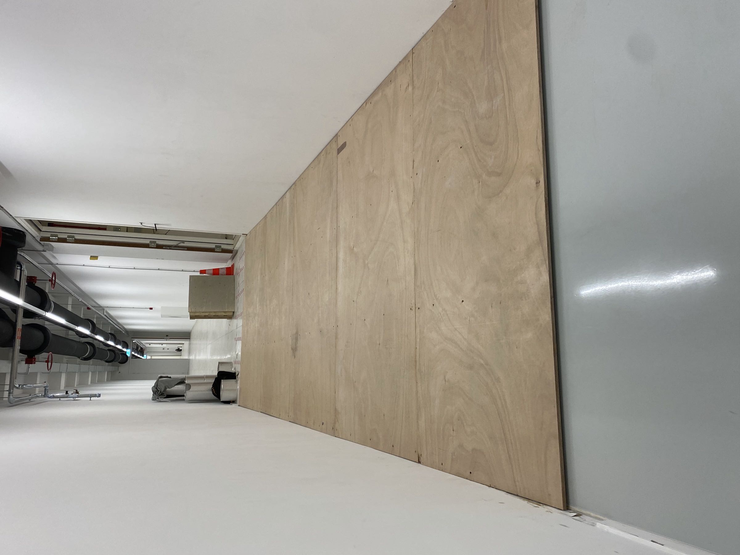Houten hellingbaan bij verhoogde vloer met lichte helling voor veilige overgang op hoogteverschil