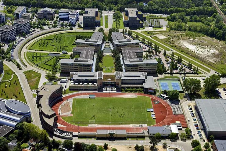 Nike kantoor — computervloer met geïntegreerde kabelgeleiding in moderne kantooromgeving door Anomalie System Floors