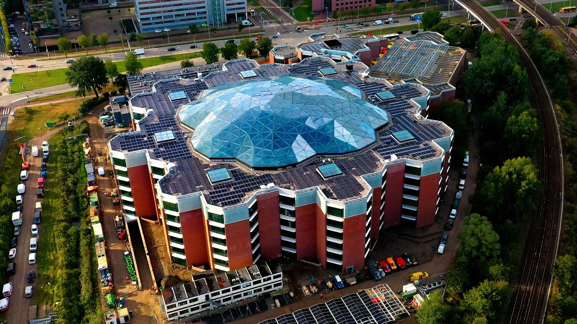 The Edge, duurzaam kantoorgebouw op de Zuidas in Amsterdam, met verhoogde computervloer