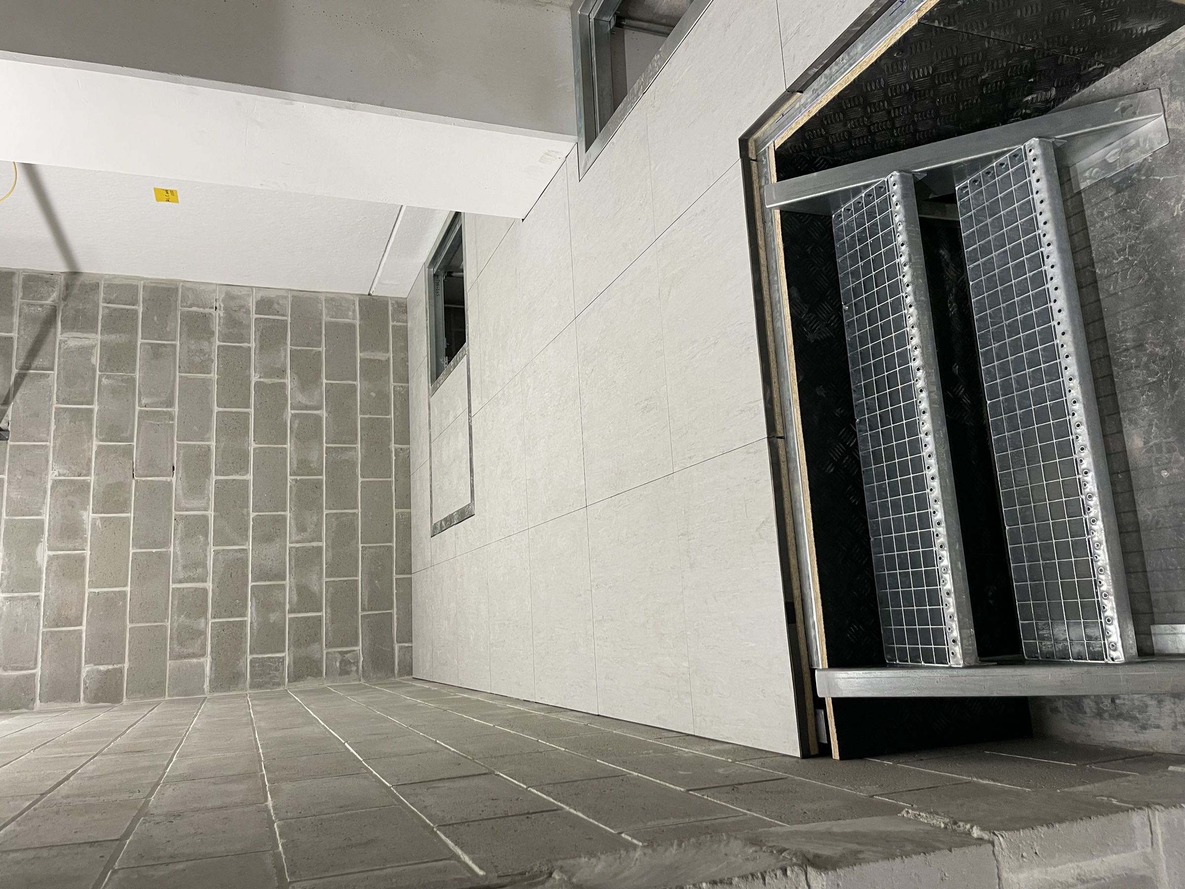 Compacte stalen trap bij verhoogde vloer, geschikt voor beperkte ruimte in datacenter of technische ruimte